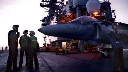 Un Harrier, parado en la cubierta del Pr&iacute;ncipe de Asturias, a la espera de reponer combustible antes de volver a despegar.