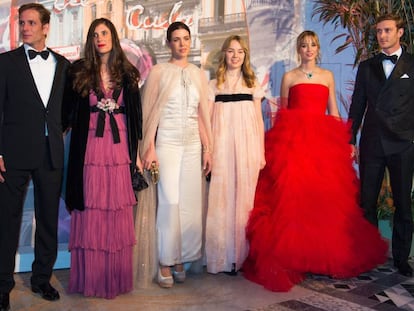 Desde la izquierda: Andrea Casiraghi y Tatiana SantoDomingo, Carlota Casiraghi, Alexandra de Hanover, Pierre Casiraghi y Beatrice Borromeo, durante el Baile de la Rosa en Mónaco, en 2016.