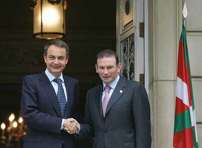 El presidente José Luis Rodríguez Zapatero saluda al <i>lehendakari,</i> Juan José Ibarretxe, en La Moncloa.