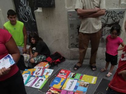 La calle de los Libreros, llena de compradores y vendedores de libros de texto usados, el miércoles pasado.