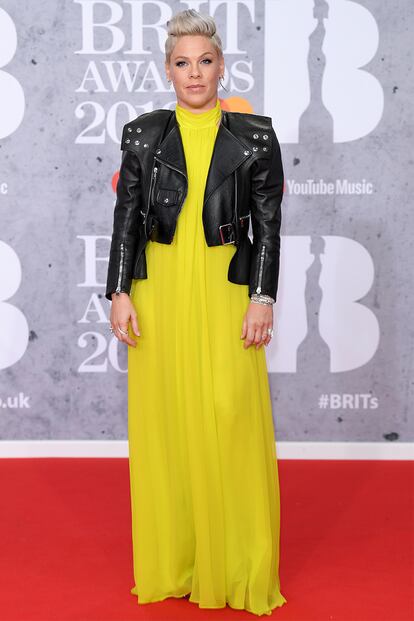 La cantante Pink mezcló chupa de cuero con un vestido amarillo limón de Cushnie.