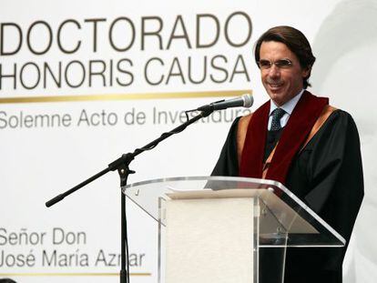 El expresidente del Gobierno Jos&eacute; Mar&iacute;a Aznar pronuncia un discurso despu&eacute;s de recibir el &quot;doctor honoris causa&quot; esta semana de la Universidad de las Am&eacute;ricas, en Quito (Ecuador).