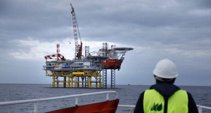 Un trabajador supervisa la instalaci&oacute;n de un parque e&oacute;lico construido en C&aacute;diz.