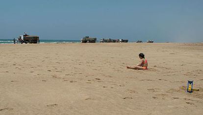 Recogida ilegal de arena en una playa de Marruecos.