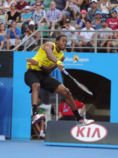 Gael Monfils salta durante su partido.