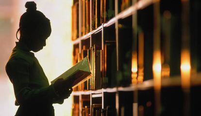 Una noia en una biblioteca.