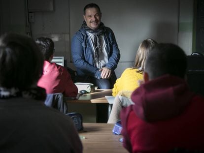 El policía local Tomás Calamardo, en una charla en el instituto Antonio Gaudí de Coslada. 