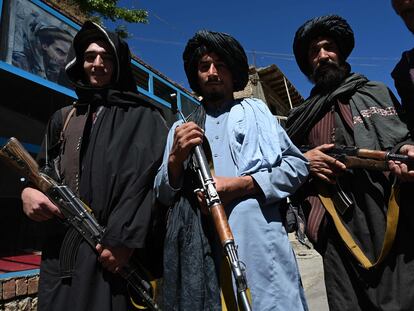 Guerrilleros talibanes posan para una fotografía frente a un mercado en el distrito de Khenj en Pashnir.