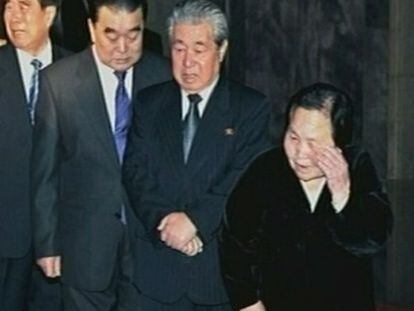 Ju Kyu-chang (segundo por la derecha) y otros altos cargos del r&eacute;gimen norcoreano lloran frente al cad&aacute;ver de Kim Jong-il.