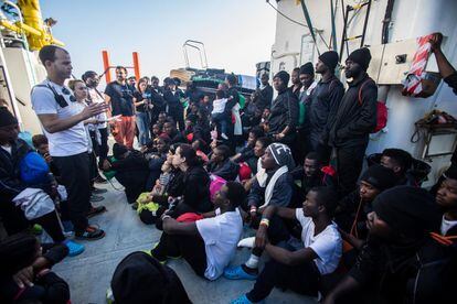 Personas de MSF explican a los migrantes como deben actuar a su llegada al puerto de Valencia. 