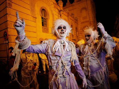 Uno de los componentes de la chirigota del Carnaval de Cádiz 'Los mi alma', en el pasacalles previo a actuar en el Concurso de Agrupaciones de este año.