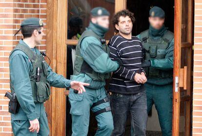El presunto etarra Daniel Pastor es sacado por la Guardia Civil de su domicilio de Galdakao (Vizcaya).