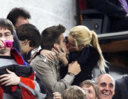Shakira besa a Gerard Piqué durante un partido en el Camp Nou en 2011.