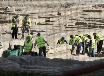 Varios operarios trabajan en desmontar el denominado <i>Palacio 1, </i>de la excavación del jardín de San Esteban de Murcia.