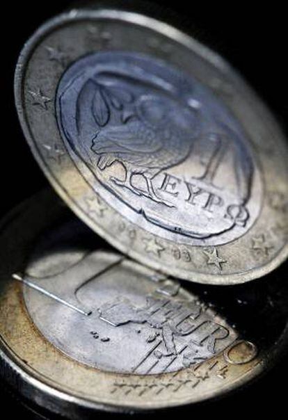 Dos monedas griegas de un euro. EFE/Archivo