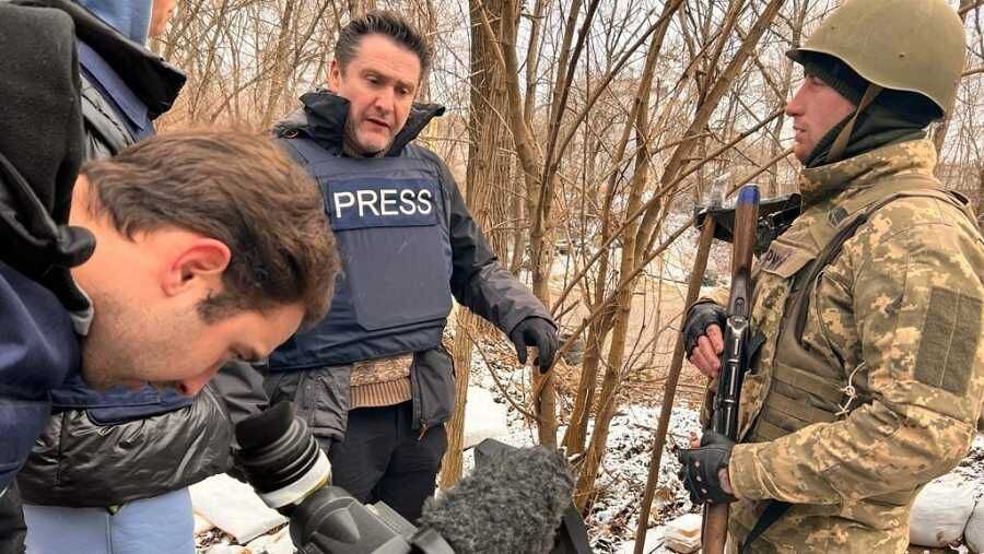 Un equipo de TVE entrevista a un soldado ucraniano en primera línea del frente de batalla