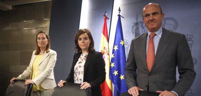 Soraya Sáenz de Santamaría, Ana Pastor, y Luis de Guindos tras el Consejo de Ministros.