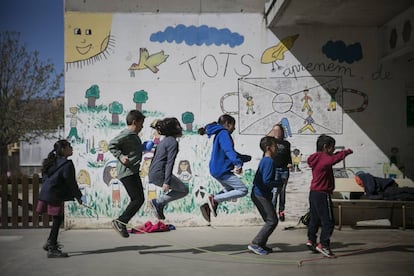 Niños jugando en el patio de la escuela primaria e infantil Pompeu Fabra de Manlleu, Barcelona.