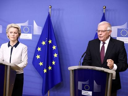 La presidenta de la Comisión Europea, Ursula von der Leyen y el jefe de la diplomacia europea, Josep Borrell, durante su comparecencia este jueves en Bruselas.