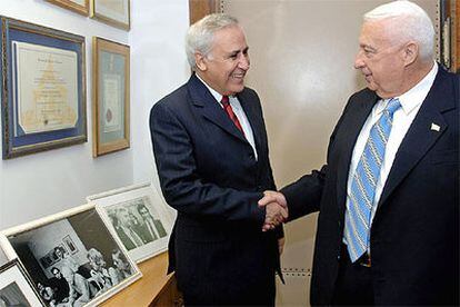 Ariel Sharon, a la izquierda, saluda a Moshe Katsav, antes de su reunión en la residencia del presidente.
