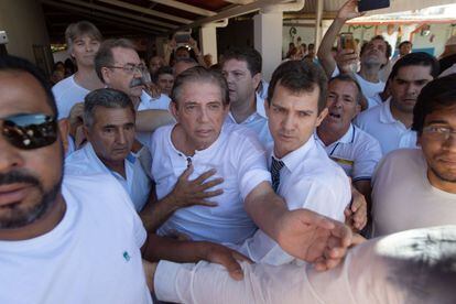 João de Deus, surrounded by his followers the first time he returned to his center in Abadiania in 2018 after being accused of abuse by dozens of women.