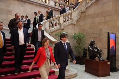 Carles Puigdemont y Carme Forcadell en las escalinatas del Parlament.