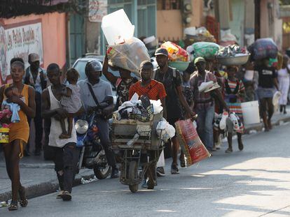 Personas dejan sus hogares en Puerto Príncipe (Haití) por la violencia generalizada, el 29 de febrero.