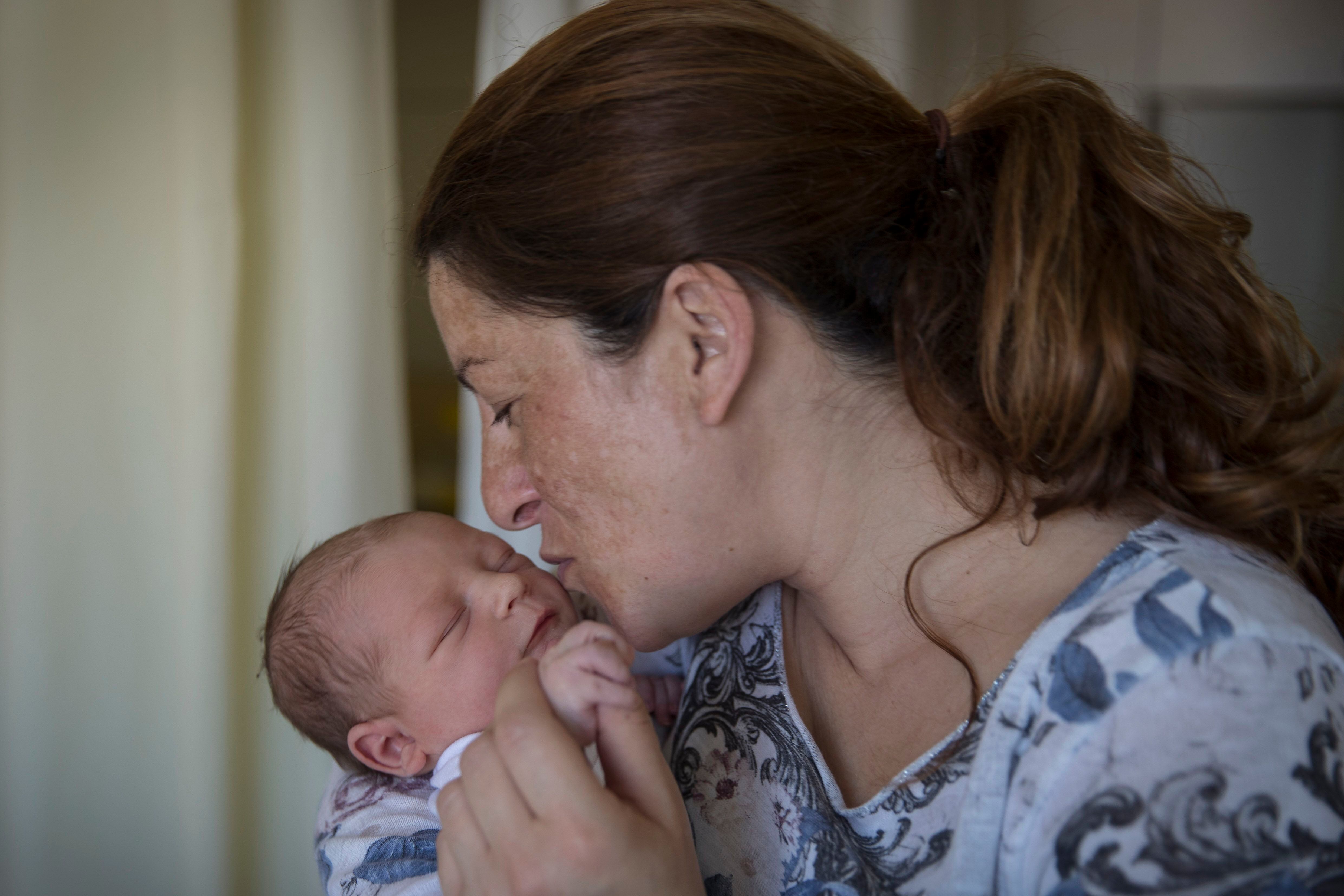 Una madre con su bebé recién nacido en Barcelona el 23 de abril.