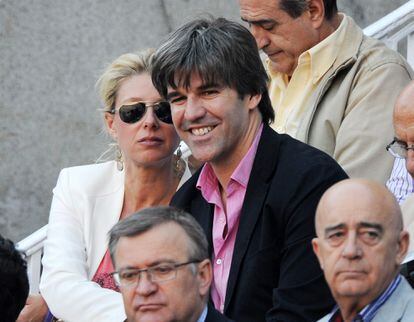 Daniel Alcázar en una imagen de 2012 junto a la presentadora de televisión Anne Igartiburu en la plaza de toros de Las Ventas, en Madrid.
