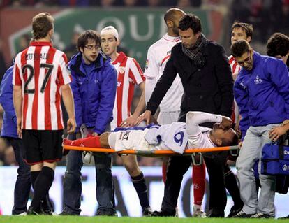 Luis Fabiano es retirado en camilla tras su lesión.