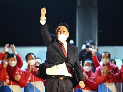 El presidente electo de Corea del Sur, Yoon Suk-yeol recibe las felicitaciones de sus partidarios tras la confirmación de su victoria electoral
