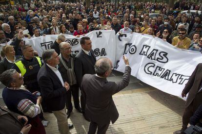 El alcalde de Málaga, Francisco de la Torre, se dirige a los vecinos concentrados contra la huelga de basura.