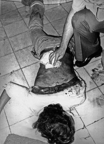 Imatge del cos d’Emilio Gustavo Muñoz, militant comunista de 16 anys, mort de bala per la policia l’Onze de Setembre de 1978 .