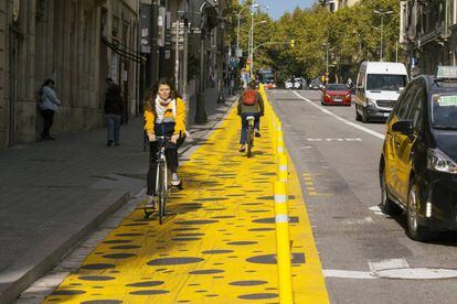 A la Via Laietana es va buscar treure espai a l'automòbil, que en aquest cas s'han fet seus els ciclistes.