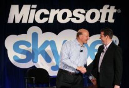 Steve Ballmer, ex consejero delegado de Microsoft, da la mano a Tony Bates, ex consejero delegado de Skype, durante la compra de esta compañía por parte del gigante de Redmond.