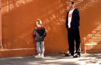 Adam Sandler protagonizó en 1999 'Un papá genial', una película en la que debía cuidar de un niño y en cuya escena más recordada ambos orinan en la calle.
