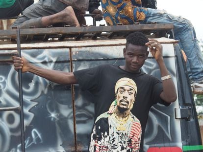 Un joven con una camiseta de líder del grupo terrorista Boko Haram en Uagadugú.