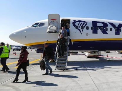 Un avión de Ryanair en el aeropuerto de Fráncfort (Alemania).