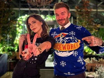 David y Victoria Beckham, con jerseys navideños (él, con uno de las Spice Girls), en diciembre de 2021.