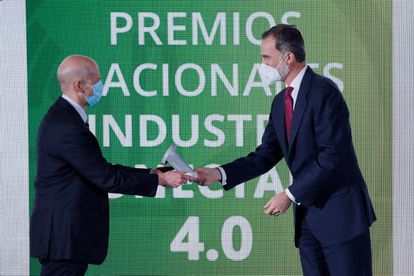 El rey Felipe VI hizo entrega del premio a la a la Gran Empresa Industrial al director general de Aves Nobles y Derivados, David Botaya, durante la segunda edición de los Premios Nacionales Industria Conectada 4.0, celebrada este miércoles en el Ministerio de Industria en Madrid. 