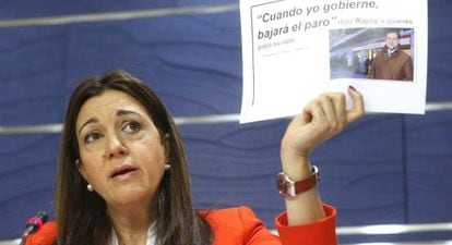 La portavoz del PSOE en el Congreso, Soraya Rodr&iacute;guez, muestra una foto que Rajoy se hizo en 2010 ante una oficina del INEM, cuando prometi&oacute; que cuando gobernara, bajar&iacute;a el paro