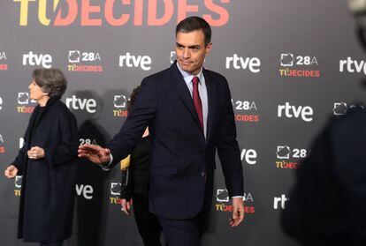 Pedro Sánchez, saluda al llegar al plató en el que se va a celebrar el primer debate de las elecciones legislativas.