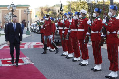 El presidente del Gobierno español, Pedro Sánchez, pasaba revista el jueves a la guardia de honor marroquí a su llegada al Palacio Real de Rabat.