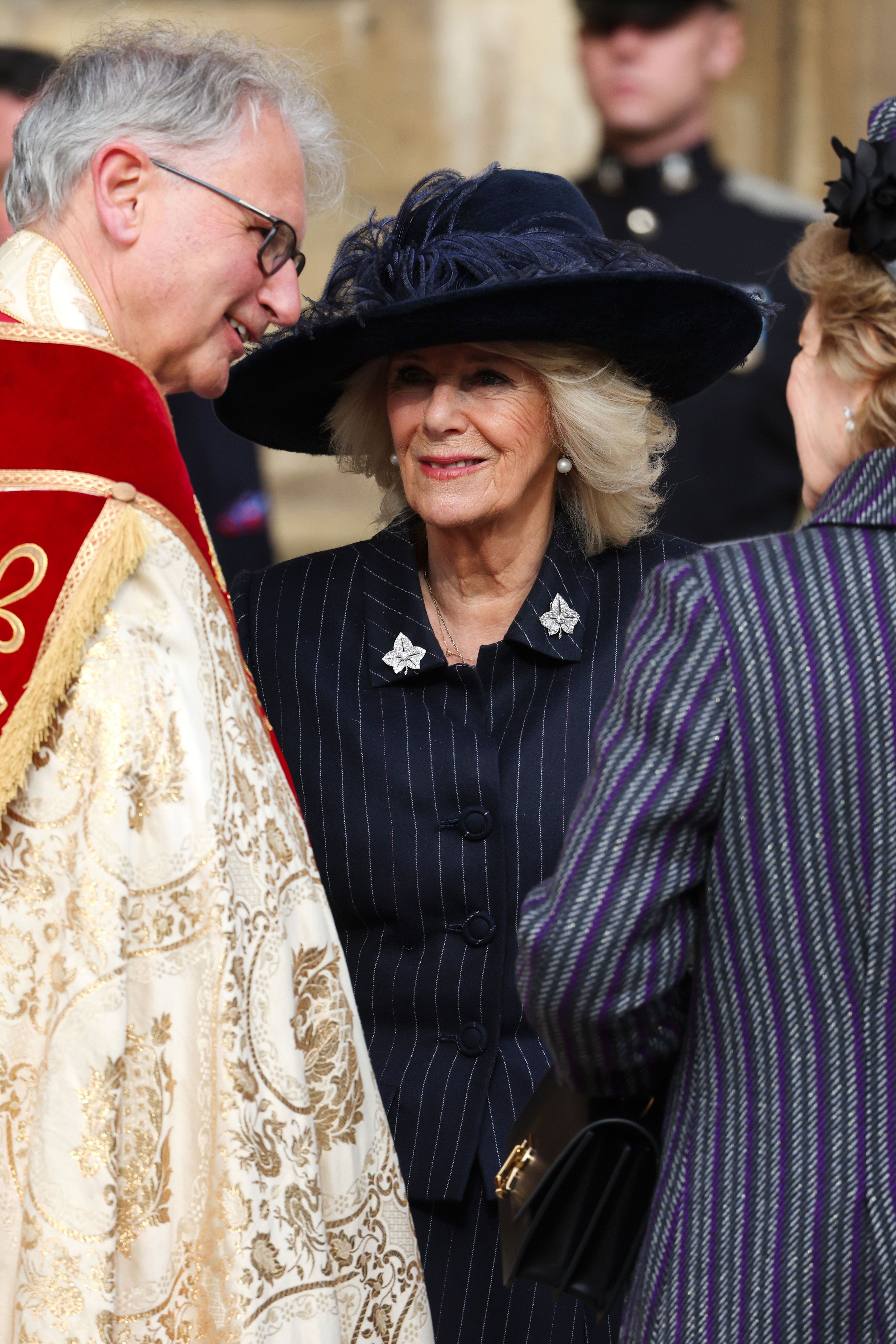 La reina Camila ha presidido el homenaje a Constantino de Grecia en la capilla de San Jorge del castillo de Windsor.