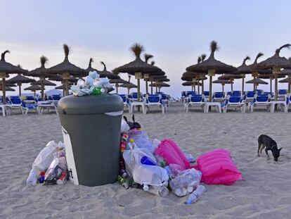 Basura acumulada en la Playa de Son Bauló (Santa Margarita, Mallorca).
