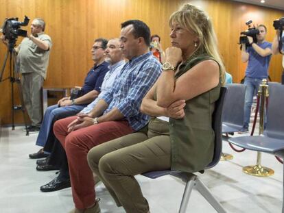 La exalcaldesa de Marbella Marisol Yag&uuml;e, junto a otros acusados, durante el juicio, acusada de promover en 2004 una reforma de su casa, para la que, presuntamente, utiliz&oacute; algunos materiales del almac&eacute;n municipal.