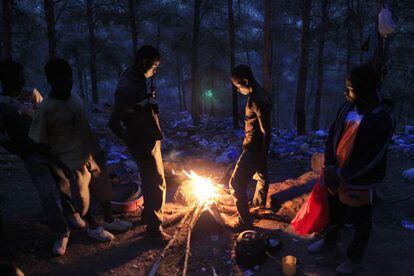 Inmigrantes subsaharianos pasan la noche al raso en el monte Gurugú.