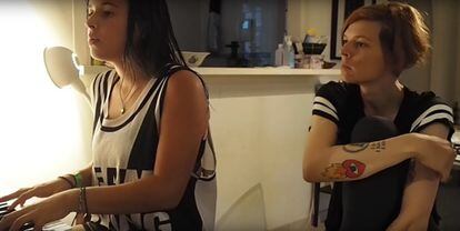 Dora Postigo y Bimba Bosé, en una captura de la actuación de madre e hija subida en YouTube.