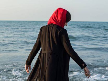 Una mujer se baña en el Mar Caspio. 