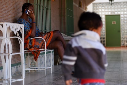 A child plays in the courtyard of the residence of the Emet Arcoiris Foundation in Montilla (Córdoba).